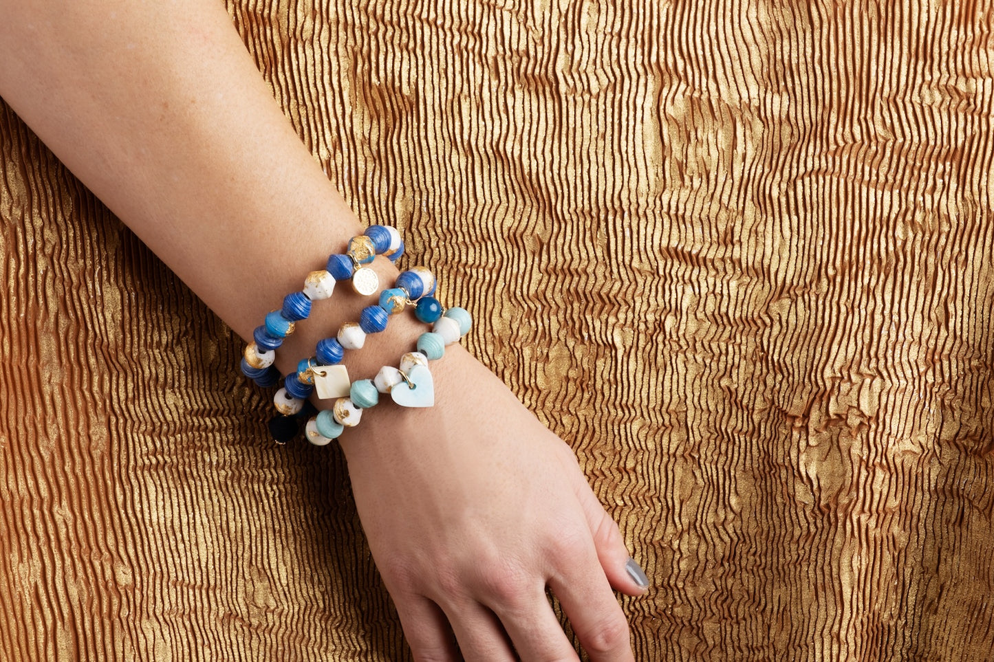 Paper beads stretch bracelet in blue tones